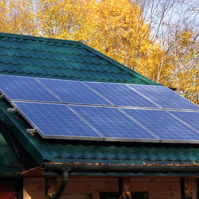 Panele słoneczene na dachu budynku