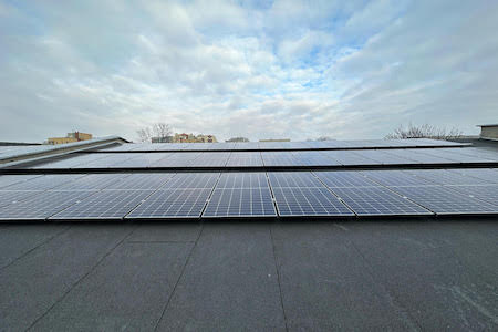 Montaż paneli słonecznych na dachu budynku